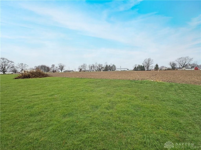 view of yard with a rural view