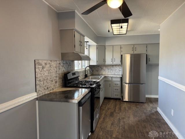 kitchen featuring crown molding, sink, dark hardwood / wood-style floors, ceiling fan, and appliances with stainless steel finishes