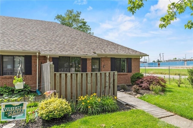 view of front facade featuring a front yard