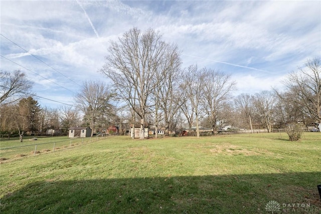 view of yard featuring a rural view