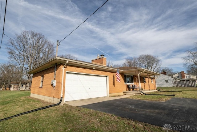 view of front facade featuring a garage, a porch, and a front lawn