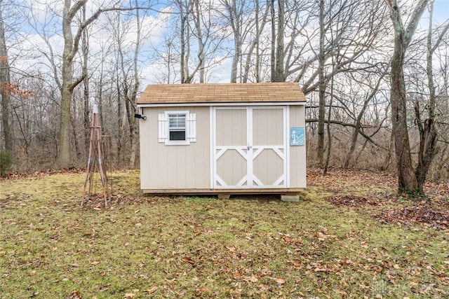 view of outdoor structure with a yard