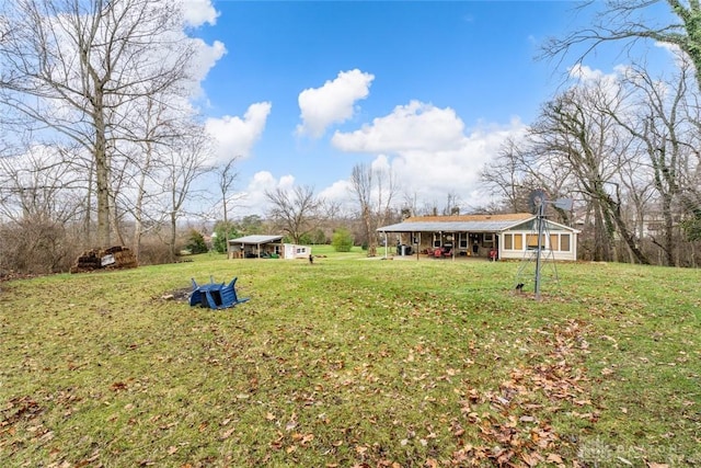 view of yard featuring an outdoor structure