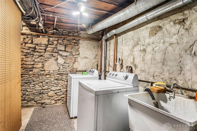 laundry room with sink and independent washer and dryer