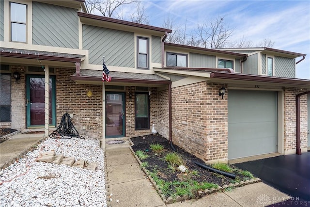 view of front facade with a garage