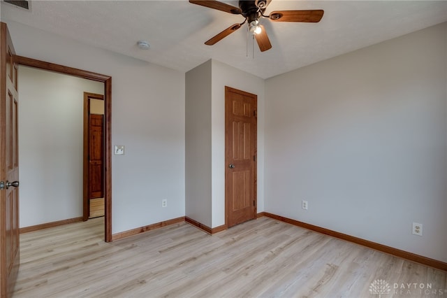 unfurnished bedroom featuring a textured ceiling, light hardwood / wood-style flooring, and ceiling fan