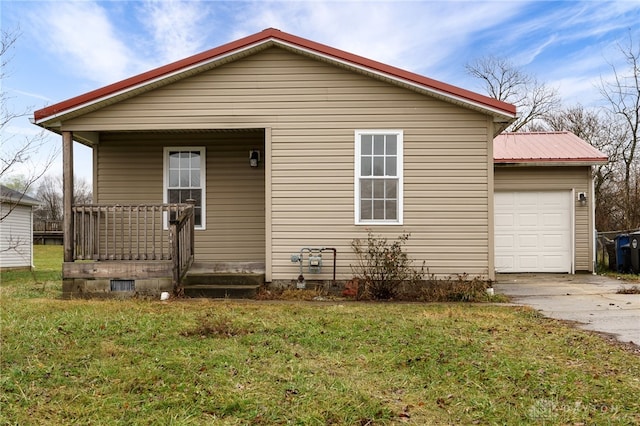 view of front facade featuring covered porch, a garage, and a front lawn