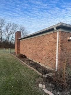 view of side of property featuring a yard