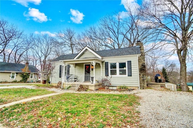 view of front of property featuring covered porch and a front lawn