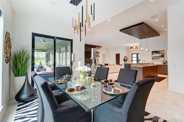 dining area featuring sink and an inviting chandelier