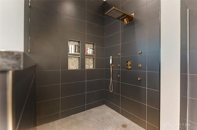 bathroom featuring a tile shower