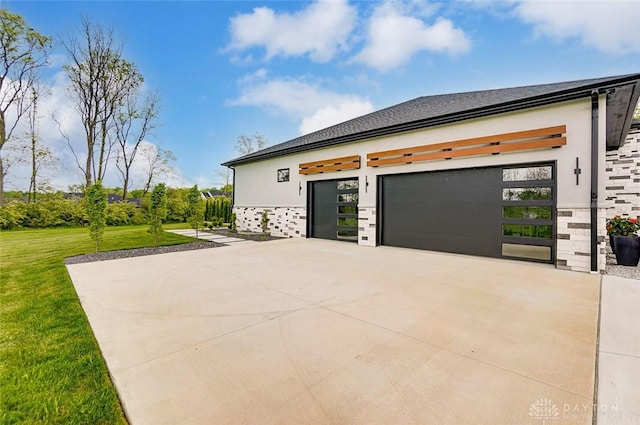 view of front of house featuring a garage and a front yard