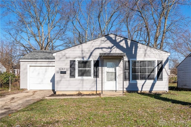 view of front facade featuring a front yard and a garage