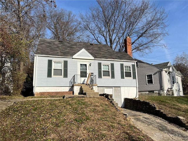 view of front of property featuring a front lawn