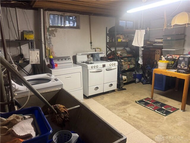 basement featuring washing machine and clothes dryer