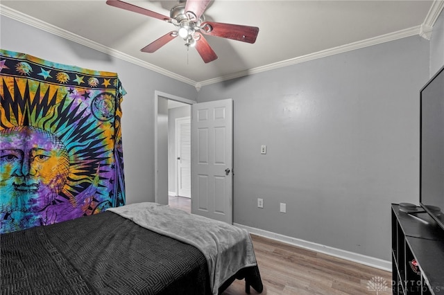 bedroom with ceiling fan, crown molding, and hardwood / wood-style flooring