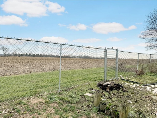 view of yard featuring a rural view