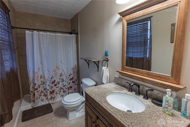 full bath featuring a shower with shower curtain, vanity, toilet, and a textured ceiling