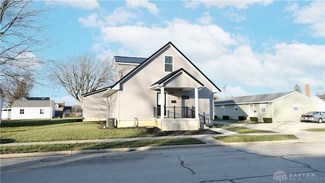 view of front of home featuring a front yard