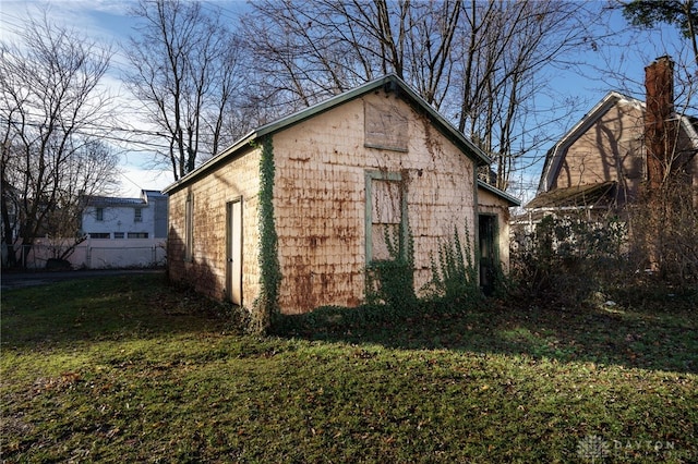 view of outdoor structure featuring a yard