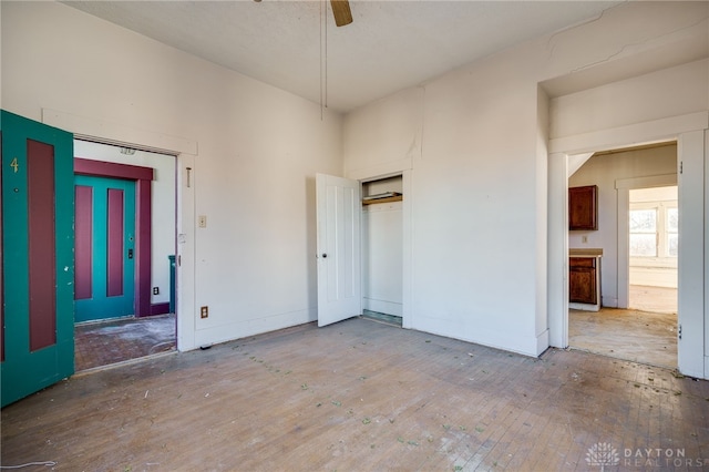 foyer featuring ceiling fan