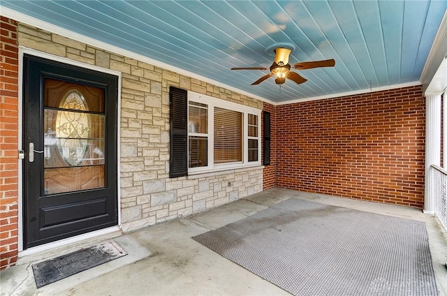 property entrance with ceiling fan and covered porch