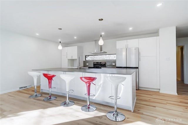 kitchen with electric range, a sink, fridge, and light wood-type flooring