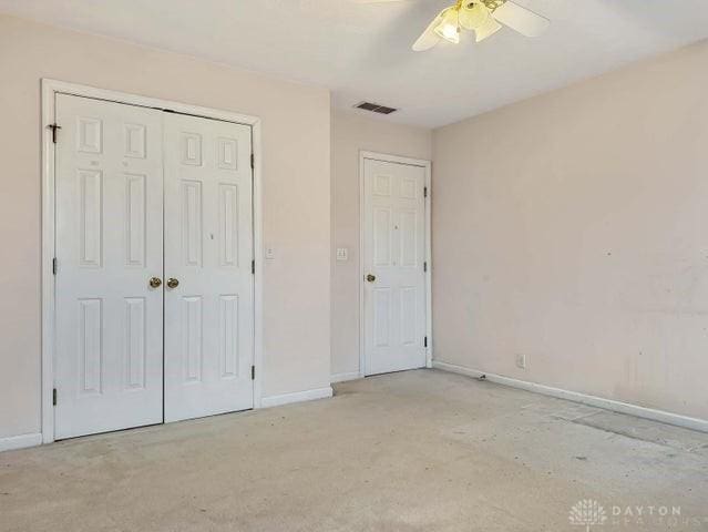 unfurnished bedroom featuring ceiling fan and a closet