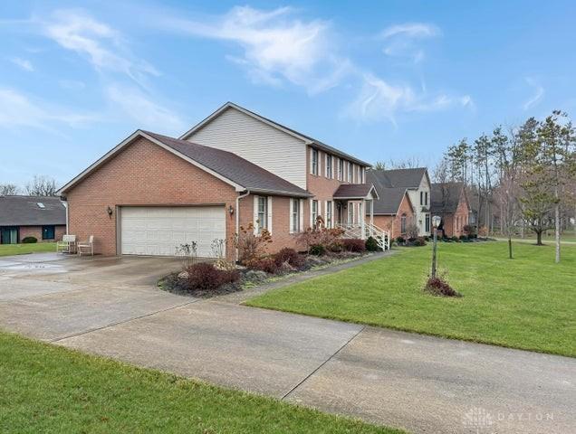 view of front of property featuring a front lawn and a garage