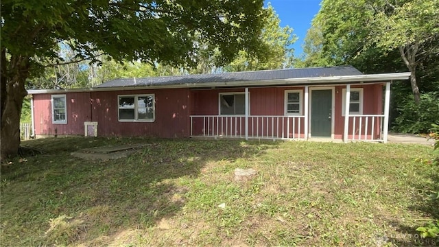 view of front facade with a porch and a front lawn