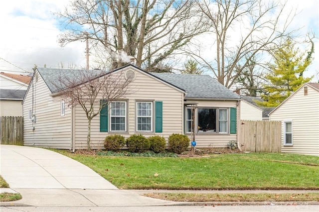 view of front of home featuring a front yard