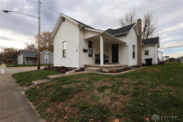 view of front of house featuring a porch and a front yard