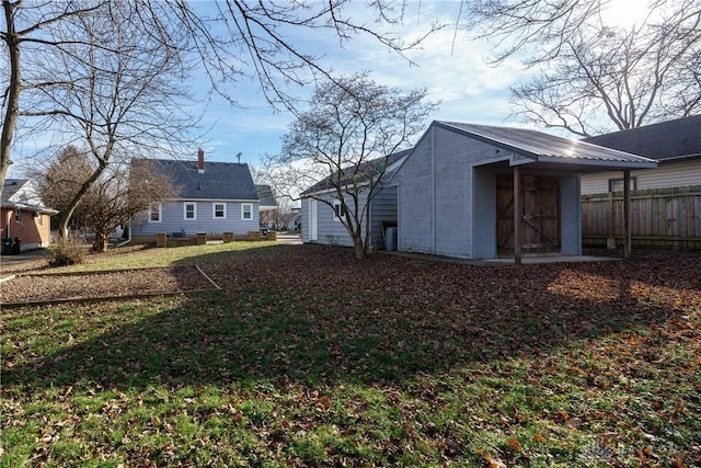 view of yard with an outbuilding