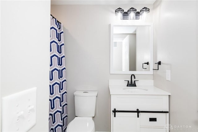 bathroom featuring a shower with shower curtain, vanity, and toilet