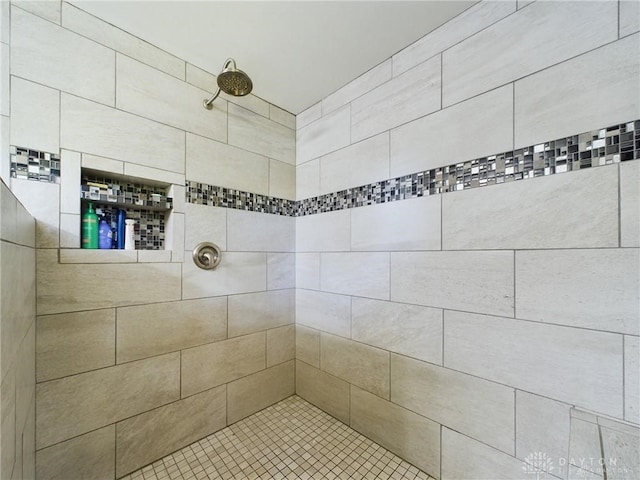 bathroom featuring a tile shower