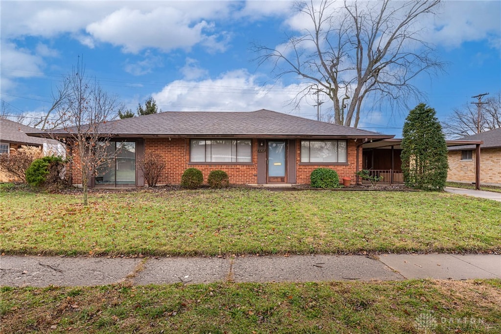 ranch-style home featuring a front lawn