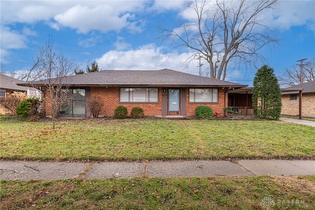 ranch-style home featuring a front lawn