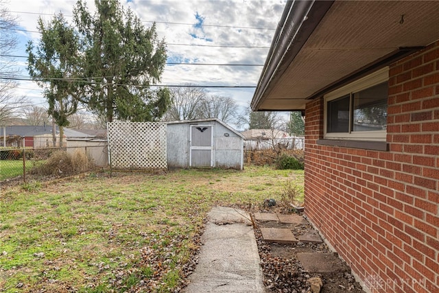 view of yard featuring a storage shed