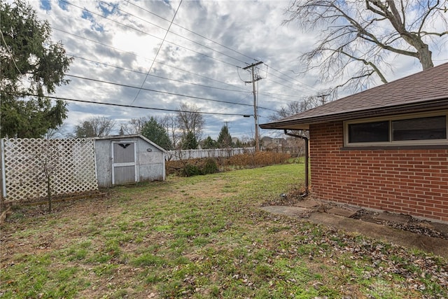 view of yard featuring a storage shed