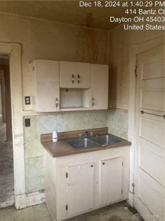 kitchen with sink and tasteful backsplash