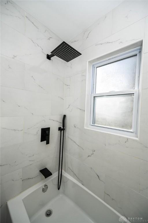 bathroom with tiled shower / bath combo