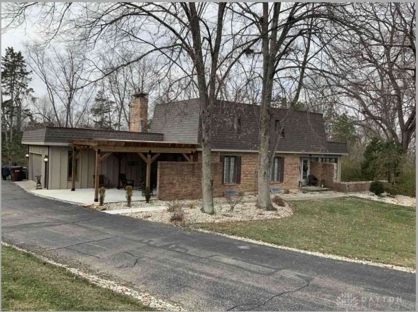 view of front of home featuring a front yard and a carport