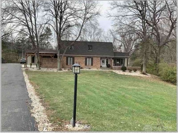 view of front facade featuring a front lawn