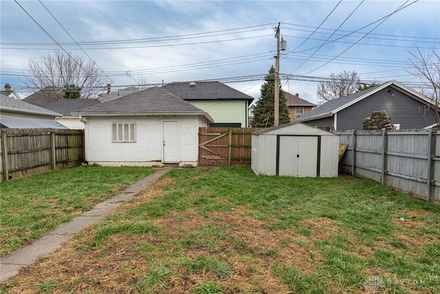 view of yard featuring a storage shed