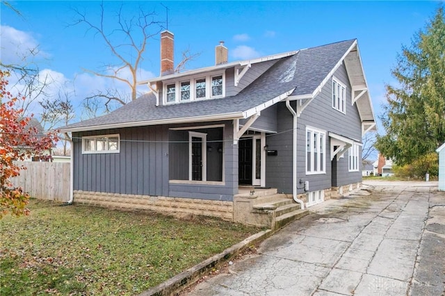 view of front of home with a front lawn