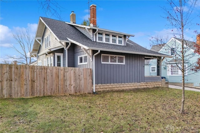 view of front facade with a front yard