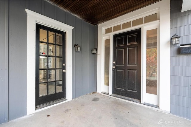 entrance to property featuring a porch