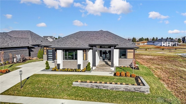 view of front of home featuring a front lawn