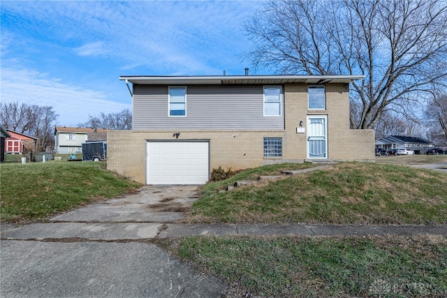 view of front facade featuring a front yard and a garage