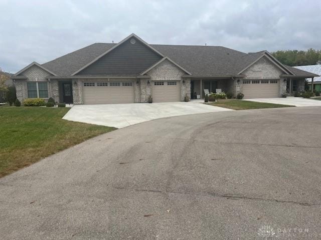 view of front of house featuring a front lawn and a garage